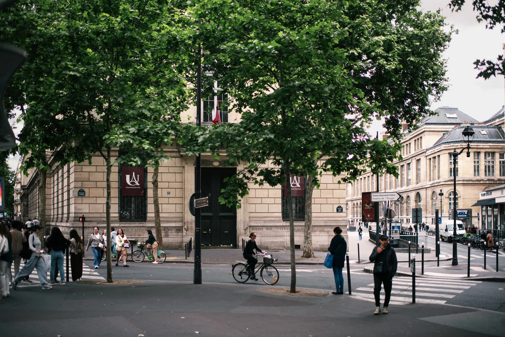 На Лівому березі Парижа, район Одеон був домівкою для багатьох художників та інтелектуалів під час Революції.